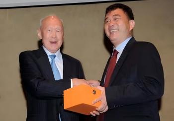 环球视野：蓝伟光见证李光耀的远见之光与务实之路